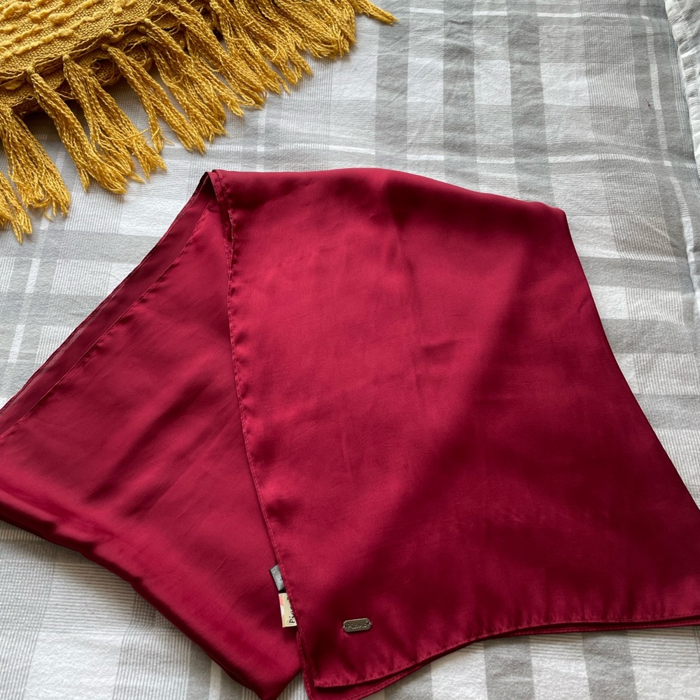RED SCARF - Picture 2 of 7